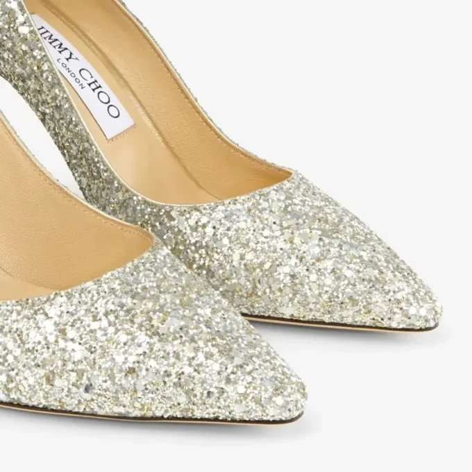 Romy 85 Pumps i grovt glittertyg i champagnefärg med spetsig tå Romy 85 Pumps i grovt glittertyg i champagnefärg med spetsig tå