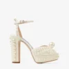 Sacaria Platform 120 Vita platåsandaler i satin med pärldekor över hela ytan Sacaria Platform 120 Vita platåsandaler i satin med pärldekor över hela ytan