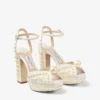 Sacaria Platform 120 Vita platåsandaler i satin med pärldekor över hela ytan Sacaria Platform 120 Vita platåsandaler i satin med pärldekor över hela ytan