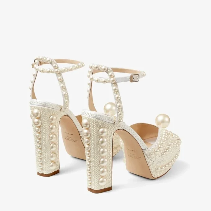 Sacaria Platform 120 Vita platåsandaler i satin med pärldekor över hela ytan Sacaria Platform 120 Vita platåsandaler i satin med pärldekor över hela ytan