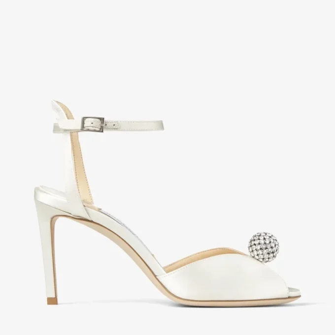 Sacora 85 sandaler i elfenbensfärgad satin med kristallprydd sfär