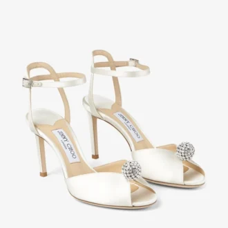 Sacora 85 sandaler i elfenbensfärgad satin med kristallprydd sfär