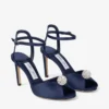 Sacora 85 sandaler i marinblå satin med kristallprydd sfär Sacora 85 sandaler i marinblå satin med kristallprydd sfär
