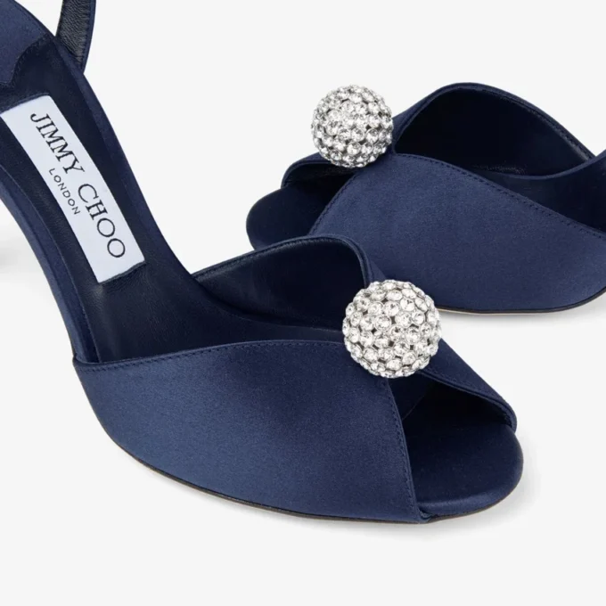 Sacora 85 sandaler i marinblå satin med kristallprydd sfär Sacora 85 sandaler i marinblå satin med kristallprydd sfär