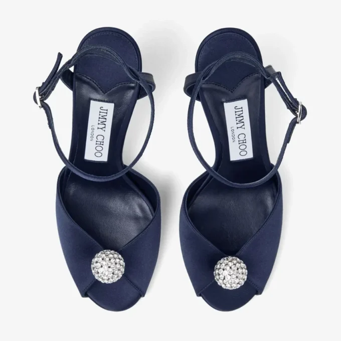 Sacora 85 sandaler i marinblå satin med kristallprydd sfär Sacora 85 sandaler i marinblå satin med kristallprydd sfär