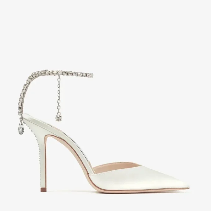 Saeda 100 pumps i elfenbensfärgad satin med kristallprydnad