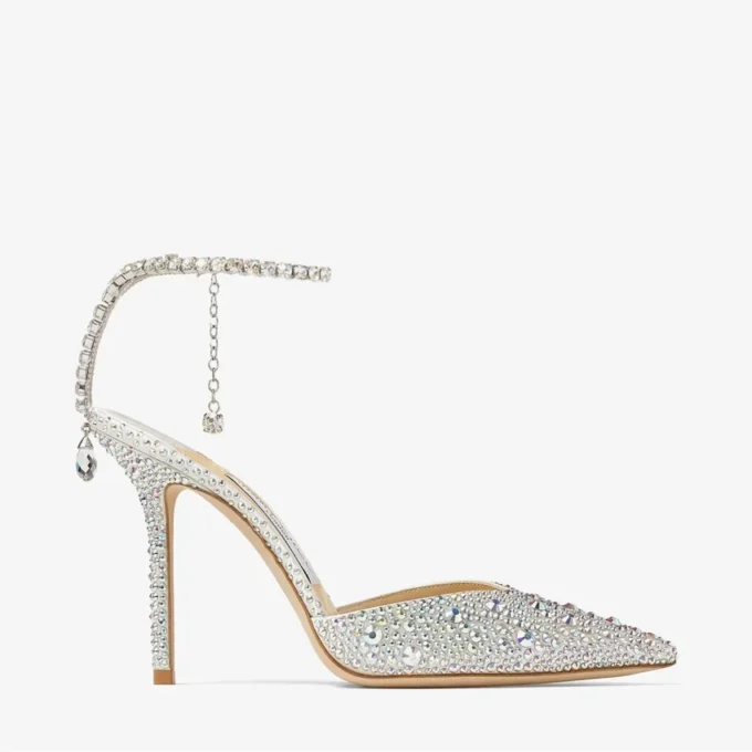 Saeda 100 pumps i elfenbensfärgad satin med kristallprydnad