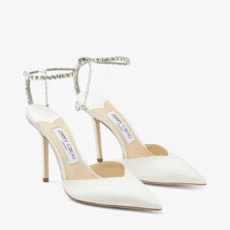 Saeda 100 pumps i elfenbensfärgad satin med kristallprydnad