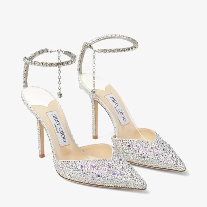 Saeda 100 pumps i elfenbensfärgad satin med kristallprydnad