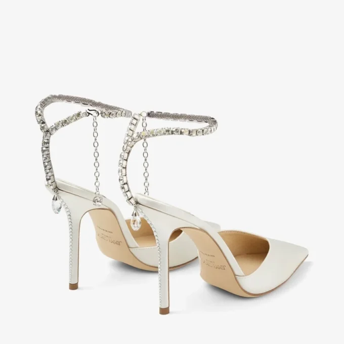 Saeda 100 pumps i elfenbensfärgad satin med kristallprydnad