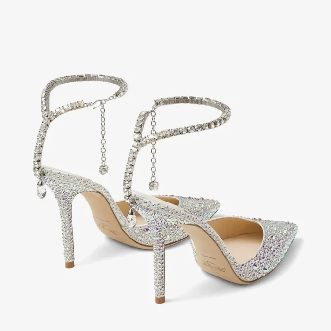 Saeda 100 pumps i elfenbensfärgad satin med kristallprydnad
