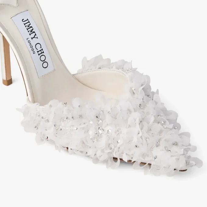 Saeda 100 pumps i elfenbensfärgat nät med broderade blomblad Saeda 100 pumps i elfenbensfärgat nät med broderade blomblad