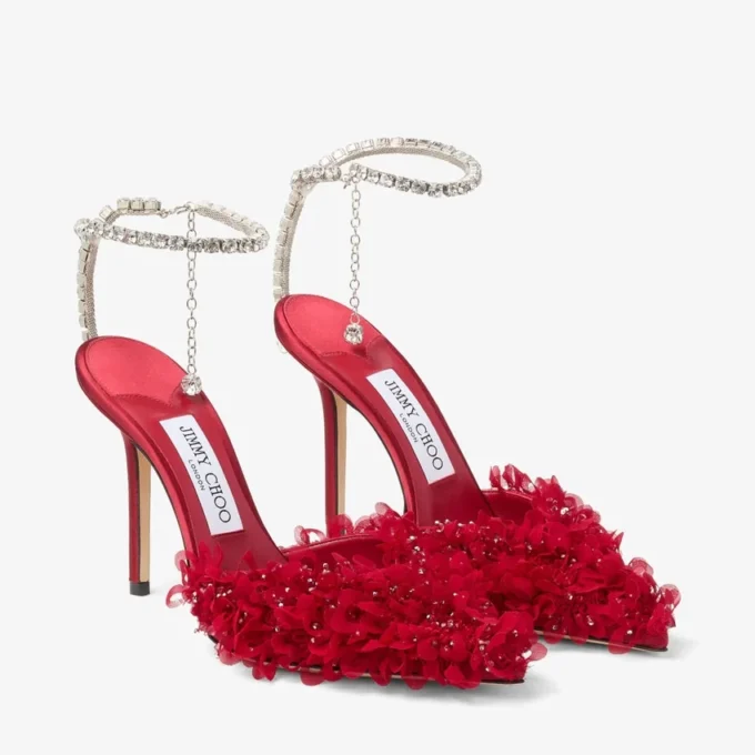 Saeda 100 rubinröda pumps i mesh med blombladsbroderi