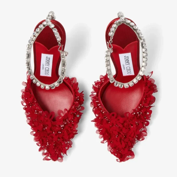 Saeda 100 rubinröda pumps i mesh med blombladsbroderi