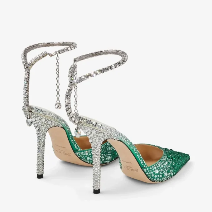 Saeda 100 smaragdgröna pumps i satin med kristaller