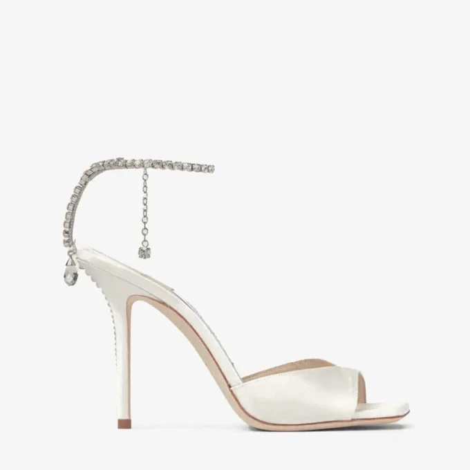 Saeda Sandal 100 Sandaler i elfenbensfärgad satin med kristallutsmyckning