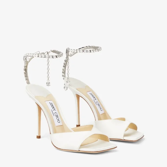 Saeda Sandal 100 Sandaler i elfenbensfärgad satin med kristallutsmyckning