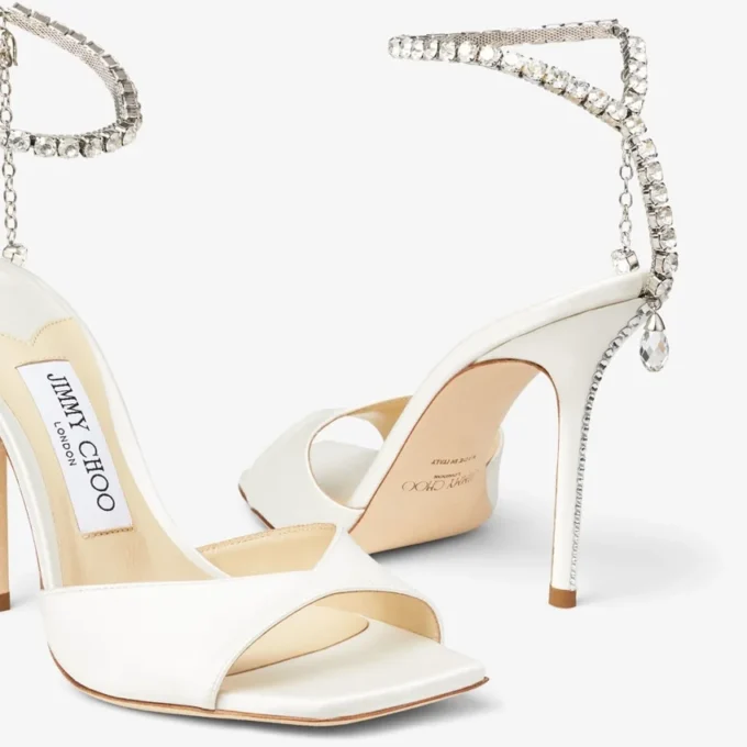 Saeda Sandal 100 Sandaler i elfenbensfärgad satin med kristallutsmyckning