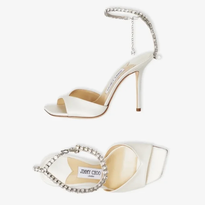 Saeda Sandal 100 Sandaler i elfenbensfärgad satin med kristallutsmyckning