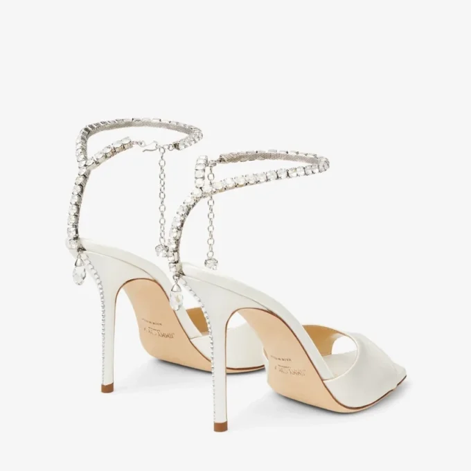 Saeda Sandal 100 Sandaler i elfenbensfärgad satin med kristallutsmyckning