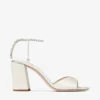 Saeda-sandal med blockklack 85 Sandaler i elfenbensfärgad satin med blockklack och kristallkedja Saeda-sandal med blockklack 85 Sandaler i elfenbensfärgad satin med blockklack och kristallkedja