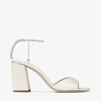 Saeda-sandal med blockklack 85 Sandaler i elfenbensfärgad satin med blockklack och kristallkedja
