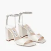 Saeda-sandal med blockklack 85 Sandaler i elfenbensfärgad satin med blockklack och kristallkedja Saeda-sandal med blockklack 85 Sandaler i elfenbensfärgad satin med blockklack och kristallkedja