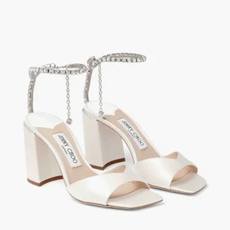 Saeda-sandal med blockklack 85 Sandaler i elfenbensfärgad satin med blockklack och kristallkedja