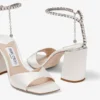 Saeda-sandal med blockklack 85 Sandaler i elfenbensfärgad satin med blockklack och kristallkedja Saeda-sandal med blockklack 85 Sandaler i elfenbensfärgad satin med blockklack och kristallkedja