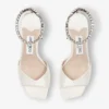 Saeda-sandal med blockklack 85 Sandaler i elfenbensfärgad satin med blockklack och kristallkedja Saeda-sandal med blockklack 85 Sandaler i elfenbensfärgad satin med blockklack och kristallkedja