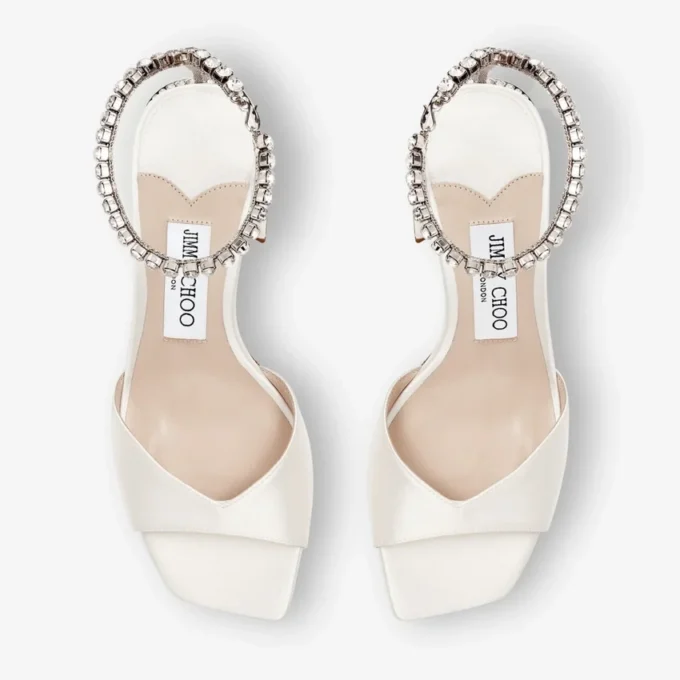 Saeda-sandal med blockklack 85 Sandaler i elfenbensfärgad satin med blockklack och kristallkedja Saeda-sandal med blockklack 85 Sandaler i elfenbensfärgad satin med blockklack och kristallkedja
