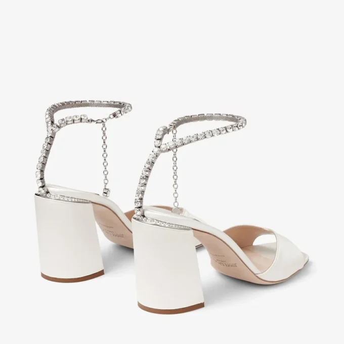 Saeda-sandal med blockklack 85 Sandaler i elfenbensfärgad satin med blockklack och kristallkedja Saeda-sandal med blockklack 85 Sandaler i elfenbensfärgad satin med blockklack och kristallkedja
