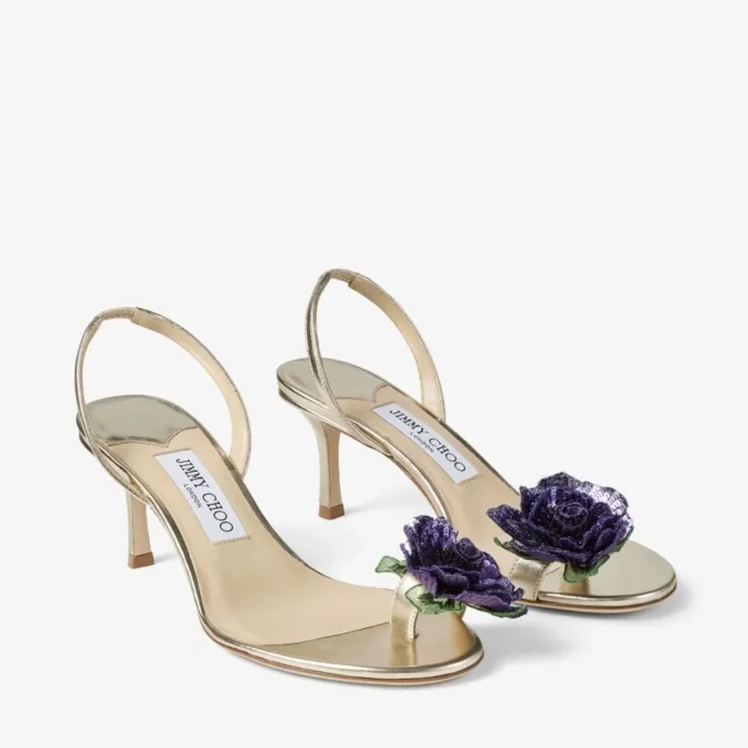 Sandaler i metalliskt nappaläder med blomsterkorsage Sandaler i metalliskt nappaläder med blomsterkorsage