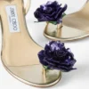 Sandaler i metalliskt nappaläder med blomsterkorsage Sandaler i metalliskt nappaläder med blomsterkorsage