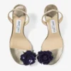 Sandaler i metalliskt nappaläder med blomsterkorsage Sandaler i metalliskt nappaläder med blomsterkorsage
