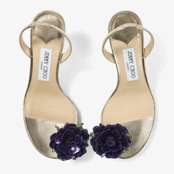 Sandaler i metalliskt nappaläder med blomsterkorsage Sandaler i metalliskt nappaläder med blomsterkorsage