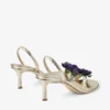 Sandaler i metalliskt nappaläder med blomsterkorsage Sandaler i metalliskt nappaläder med blomsterkorsage