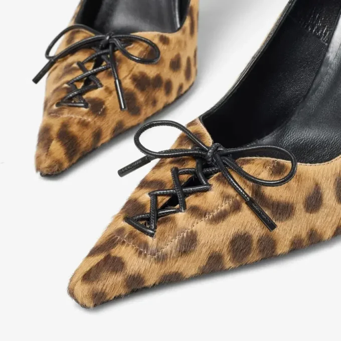 Scarlett 95 pumps i naturfärgat ponnyläder med leopardmönster