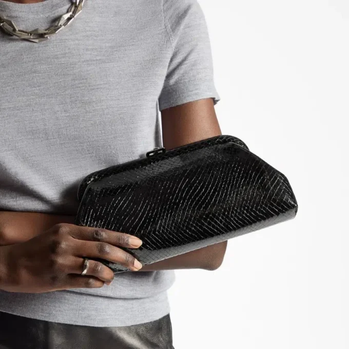 Skylar svart glänsande clutch i läder med ormmönster och fyrkantigt JC-spänne