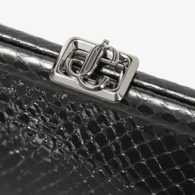 Skylar svart glänsande clutch i läder med ormmönster och fyrkantigt JC-spänne