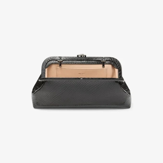Skylar svart glänsande clutch i läder med ormmönster och fyrkantigt JC-spänne