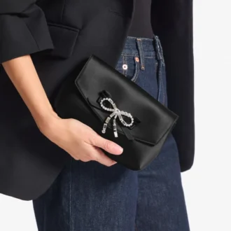 Soft Bow Mini Bag Svart satinminiväska med kristallrosett