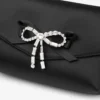 Soft Bow Mini Bag Svart satinminiväska med kristallrosett