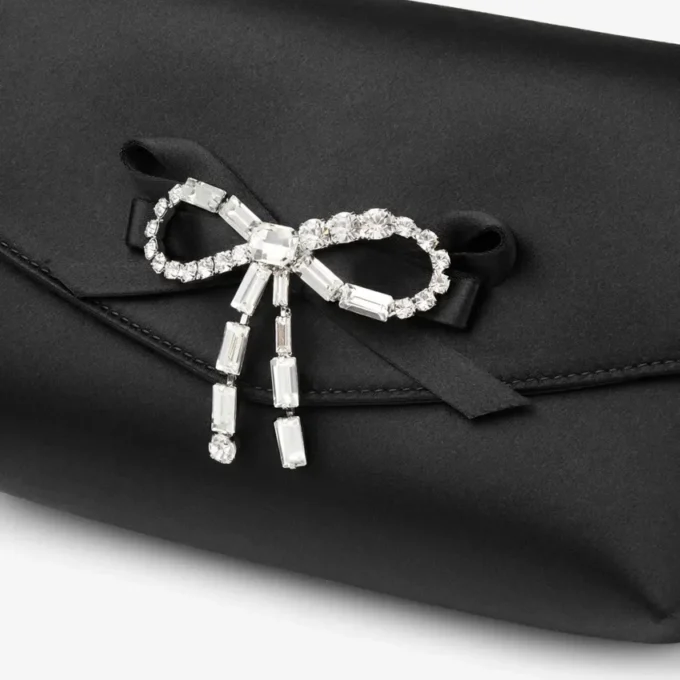 Soft Bow Mini Bag Svart satinminiväska med kristallrosett