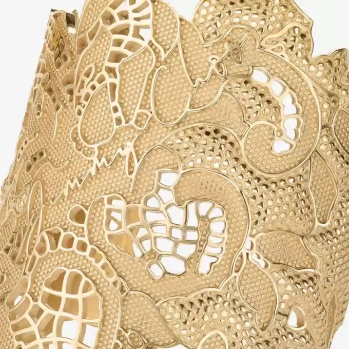 Spetsutskuret armband i guldmetall