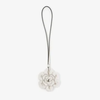 Stickad blomsterberlock Latte-färgad blomsterberlock i stickad ull med läderdetaljer