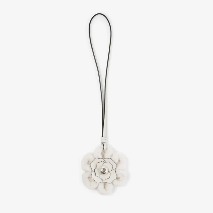 Stickad blomsterberlock Latte-färgad blomsterberlock i stickad ull med läderdetaljer
