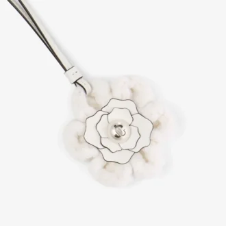 Stickad blomsterberlock Latte-färgad blomsterberlock i stickad ull med läderdetaljer