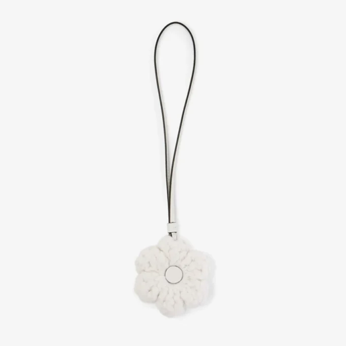 Stickad blomsterberlock Latte-färgad blomsterberlock i stickad ull med läderdetaljer