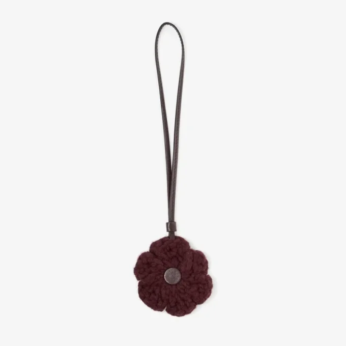 Stickad blomsterberlock Mörkröd stickad blomsterberlock i ull med läderdetaljer Stickad blomsterberlock Mörkröd stickad blomsterberlock i ull med läderdetaljer